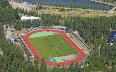 Ilmakuva urheilukentästä metsän ympäröimänä.