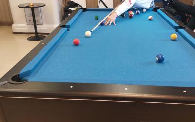 biljaridipöydässä palloja valmiina peliä varten