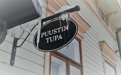 Puustintuvan kyltti, josta roikkuu jääpuikkoja