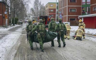 Suojelukomppanian joukkoja kerrostalo-alueella talvella.