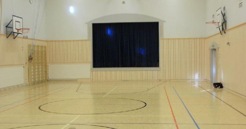 liikuntasalin yleiskuva, takaseinällä näyttämötila